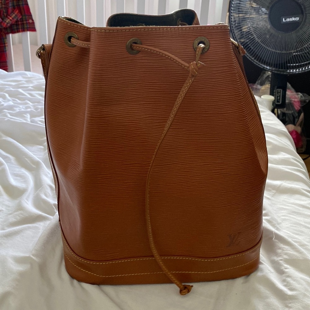LV Epi GM Noe bucket shoulder bag